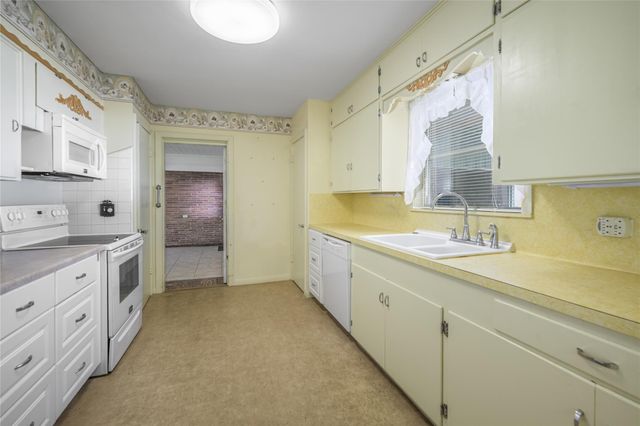 232 S Holland, Bellville, TX 77418