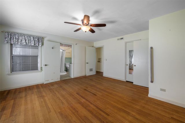 232 S Holland, Bellville, TX 77418