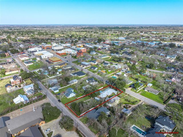 232 S Holland, Bellville, TX 77418