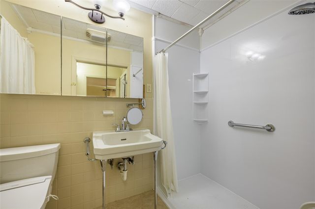 232 S Holland, Bellville, TX 77418