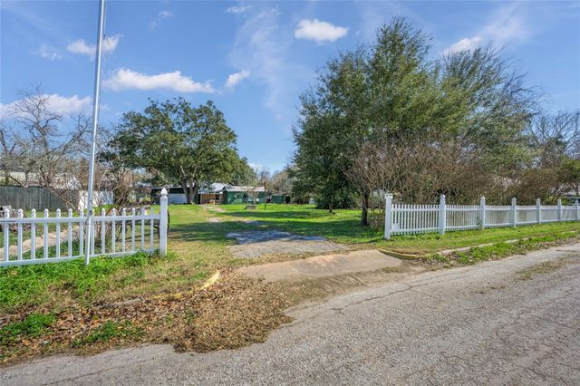 232 S Holland, Bellville, TX 77418