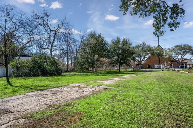 232 S Holland, Bellville, TX 77418