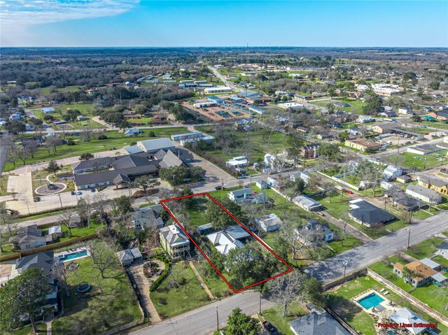 232 S Holland, Bellville, TX 77418