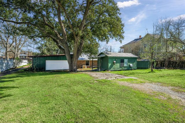 232 S Holland, Bellville, TX 77418