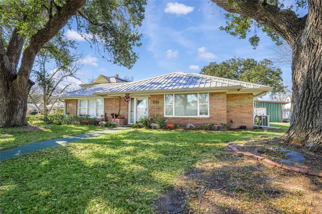 232 S Holland, Bellville, TX 77418