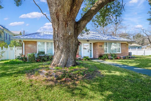232 S Holland, Bellville, TX 77418