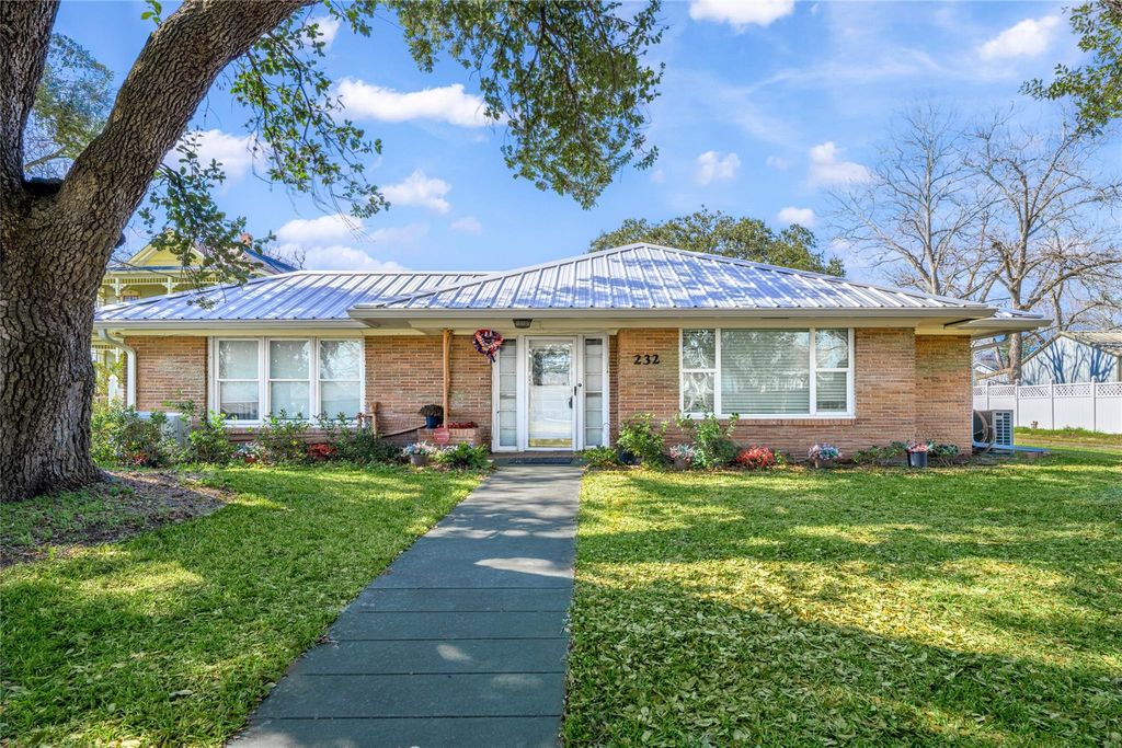 232 S Holland, Bellville, TX 77418