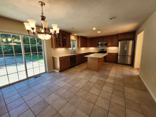 20 Woodridge Rd, Millbury, MA 01527