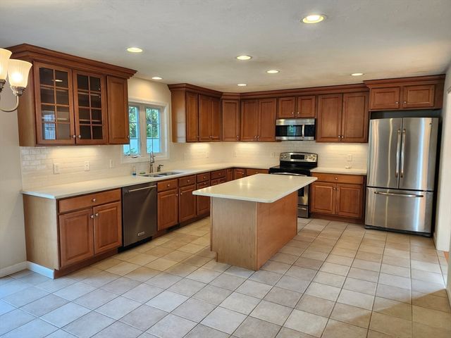 20 Woodridge Rd, Millbury, MA 01527