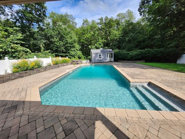20 Woodridge Rd, Millbury, MA 01527