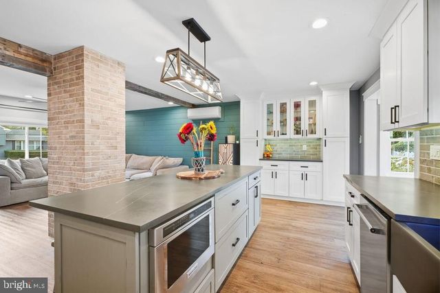 232 MIDWAY DR, Morrisville, PA 19067