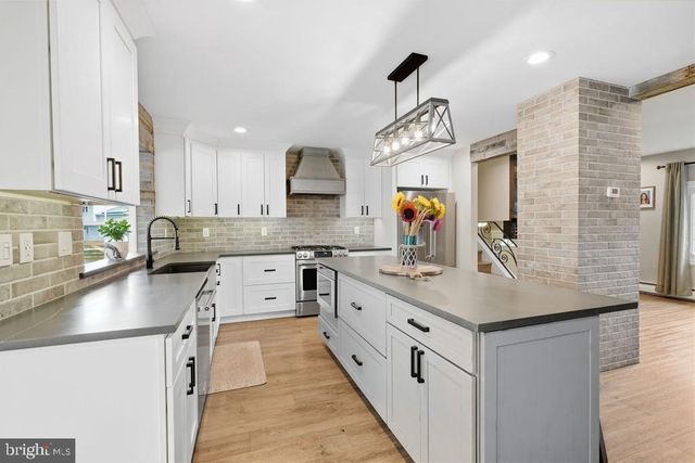 232 MIDWAY DR, Morrisville, PA 19067