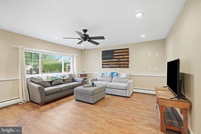 232 MIDWAY DR, Morrisville, PA 19067