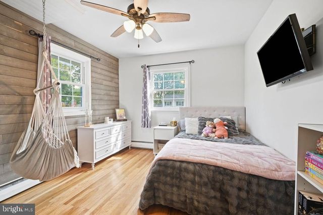 232 MIDWAY DR, Morrisville, PA 19067