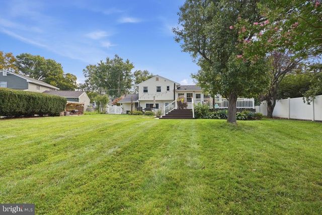 232 MIDWAY DR, Morrisville, PA 19067