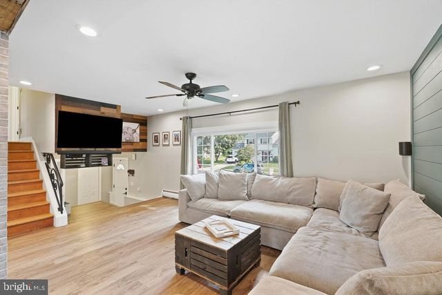 232 MIDWAY DR, Morrisville, PA 19067