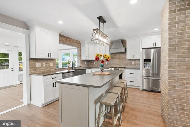 232 MIDWAY DR, Morrisville, PA 19067