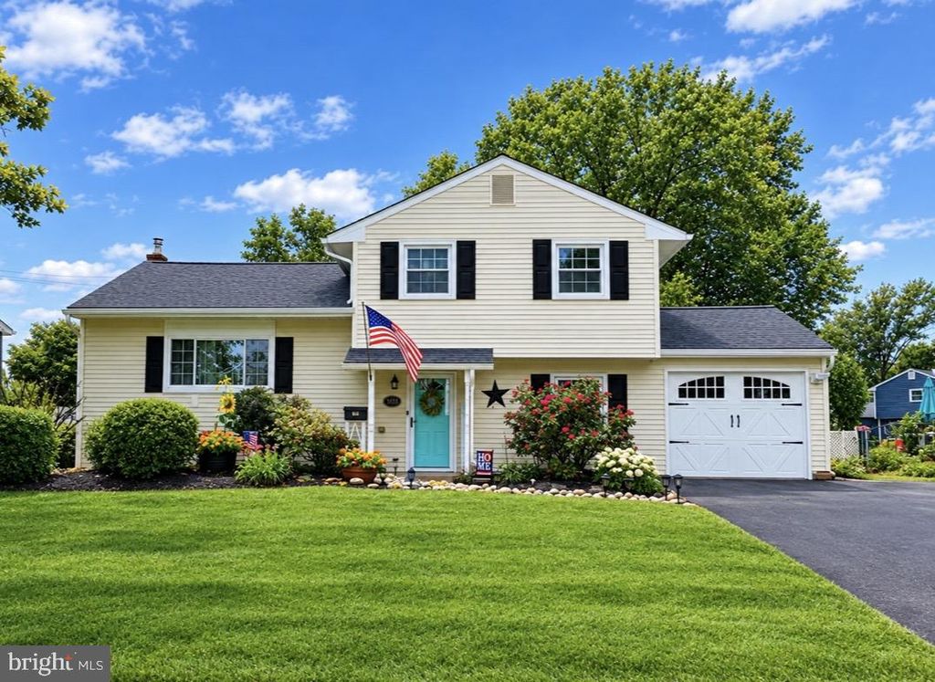 232 MIDWAY DR, Morrisville, PA 19067