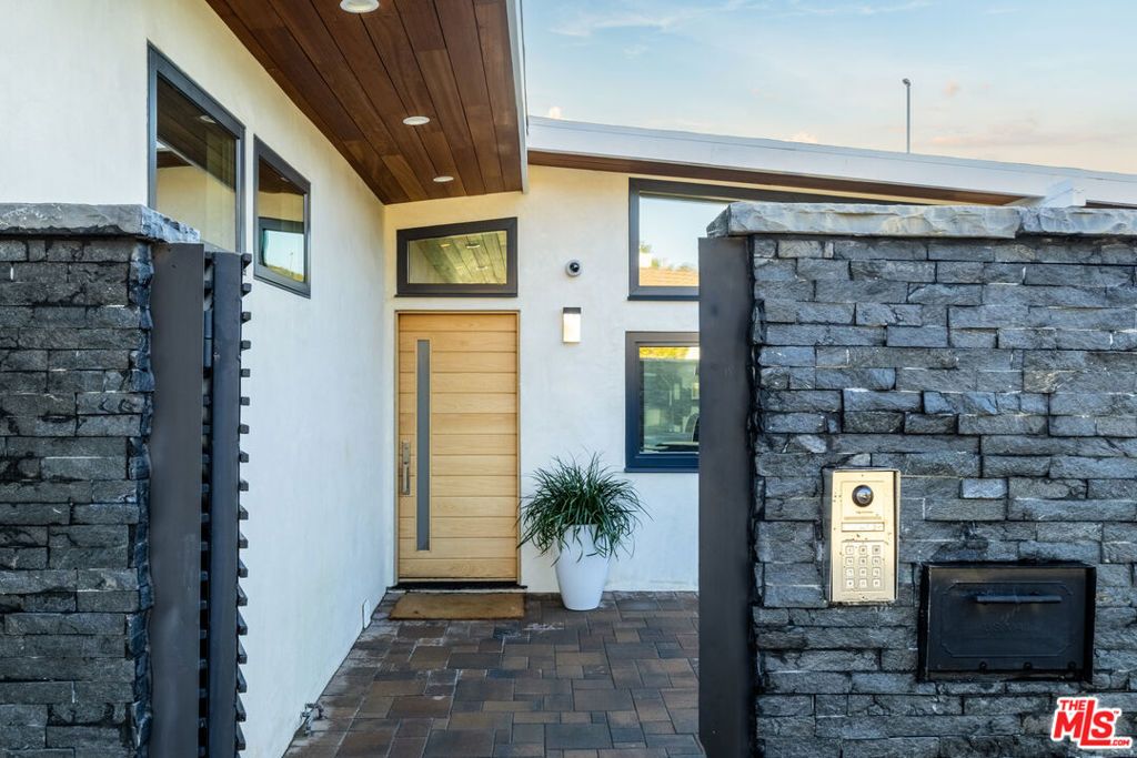 Image 2 of property listing at 2740 Nichols Canyon Road, Los Angeles, CA 90046