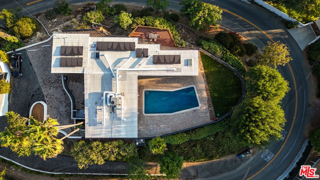 Image 3 of property listing at 2740 Nichols Canyon Road, Los Angeles, CA 90046