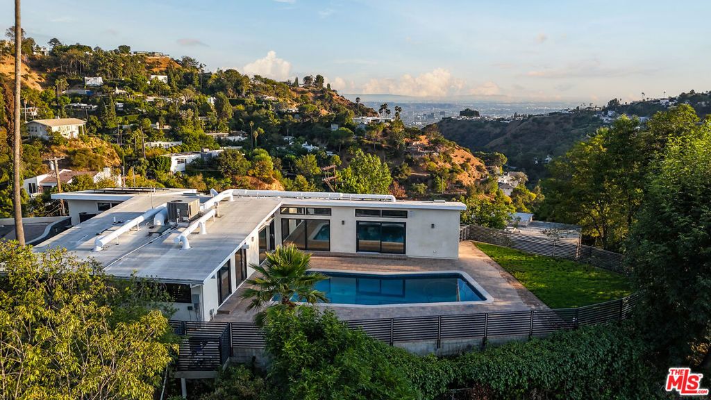 Image 4 of property listing at 2740 Nichols Canyon Road, Los Angeles, CA 90046