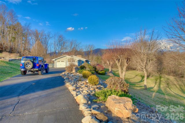 220 Grand View Lane, Burnsville, NC 28714