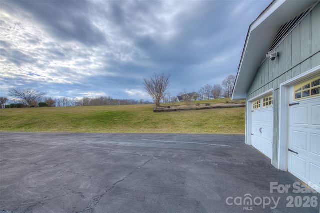 220 Grand View Lane, Burnsville, NC 28714