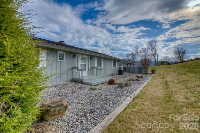 220 Grand View Lane, Burnsville, NC 28714