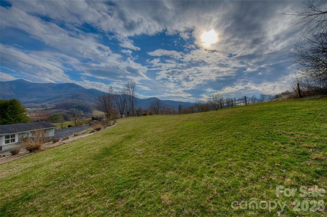 220 Grand View Lane, Burnsville, NC 28714