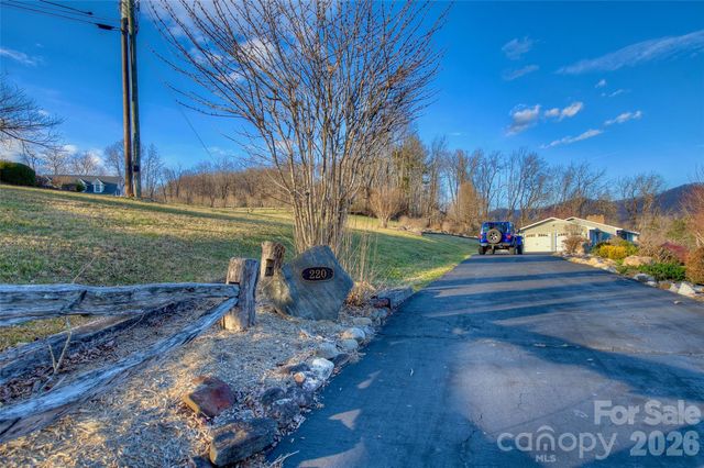 220 Grand View Lane, Burnsville, NC 28714