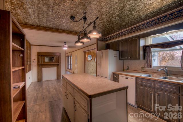 220 Grand View Lane, Burnsville, NC 28714