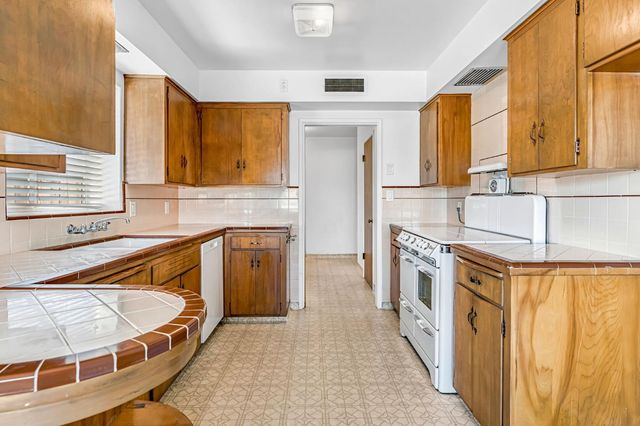 217 W Cortland Avenue, Fresno, CA 93705