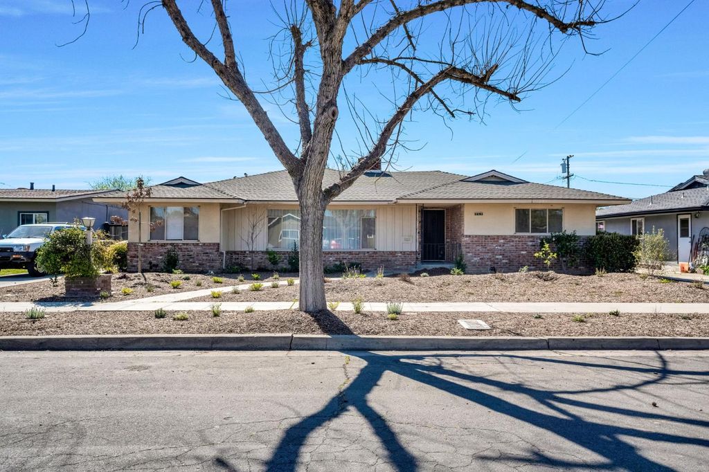 217 W Cortland Avenue, Fresno, CA 93705