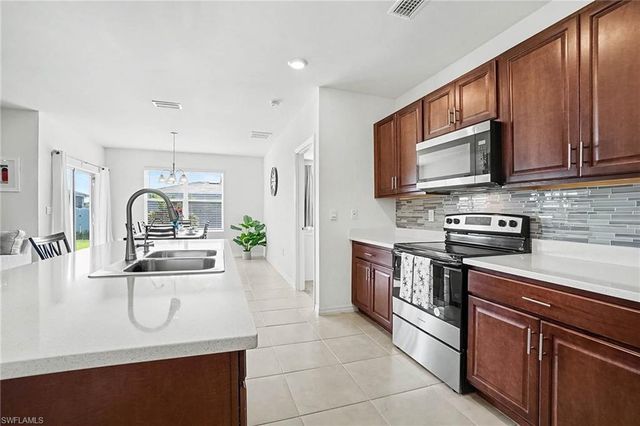 1813 NW 24th PL, Cape Coral, FL 33993
