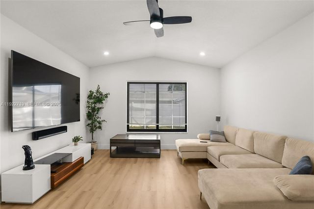 1462 SW 25th Ave, Deerfield Beach, FL 33442