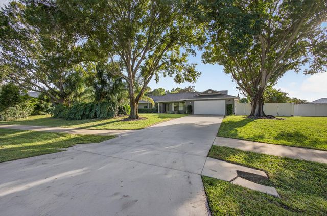 2530 NE Pinecrest Lakes Boulevard, Jensen Beach, FL 34957