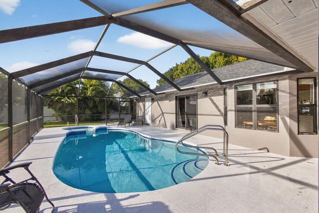 2530 NE Pinecrest Lakes Boulevard, Jensen Beach, FL 34957