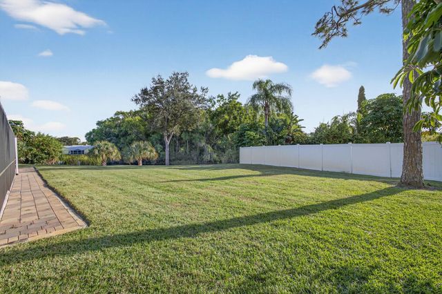 2530 NE Pinecrest Lakes Boulevard, Jensen Beach, FL 34957