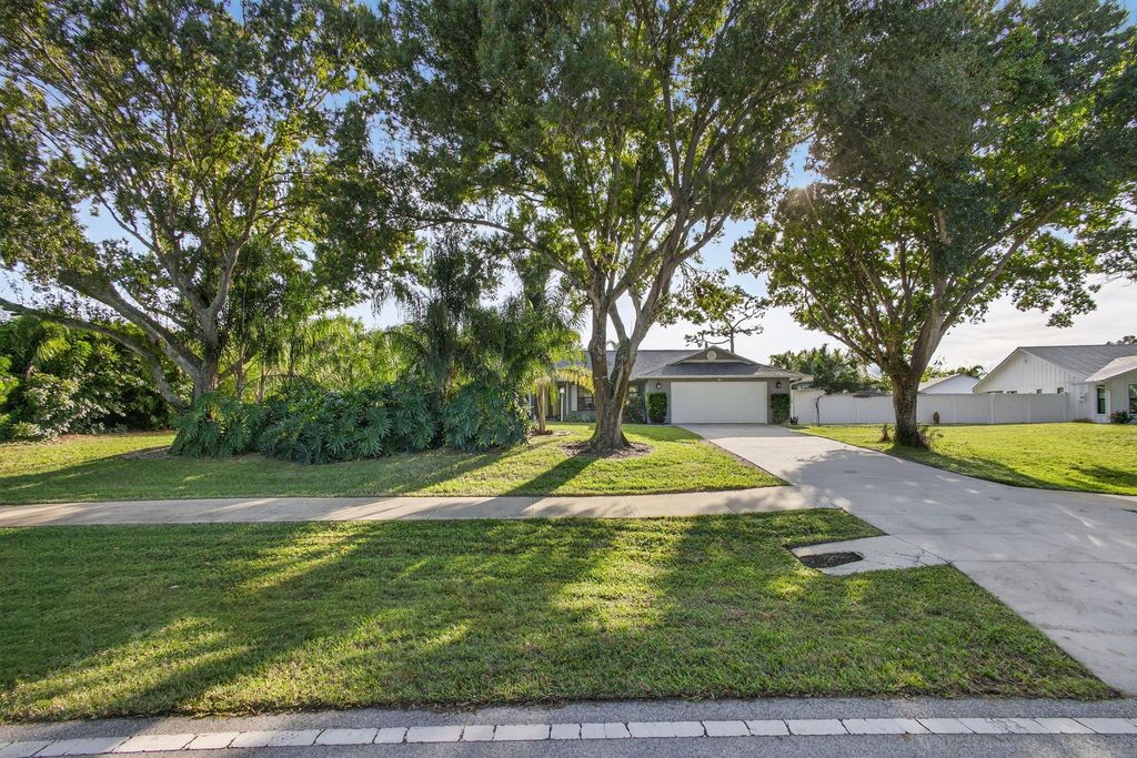 2530 NE Pinecrest Lakes Boulevard, Jensen Beach, FL 34957