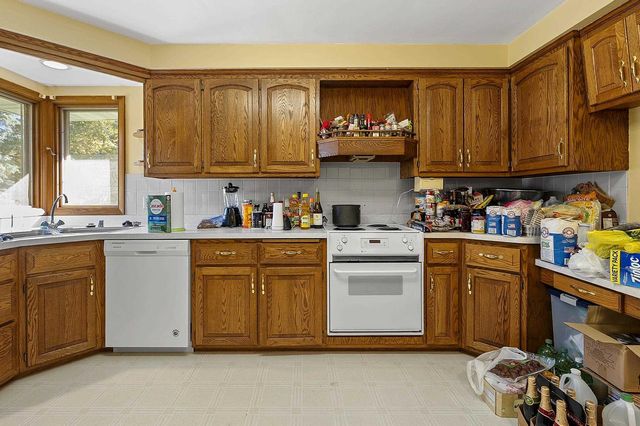 2124 N ELINOR STREET, Appleton, WI 54914