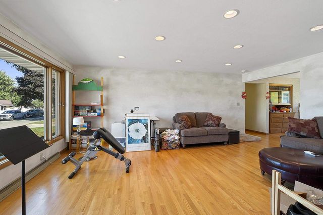 2124 N ELINOR STREET, Appleton, WI 54914