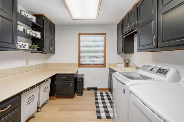 1380 Meadow Green Court SE, Caledonia, MI 49316