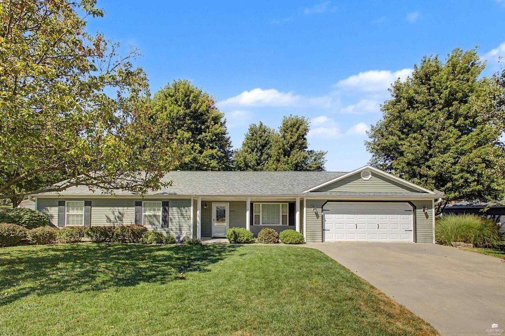 3842 Fox Ridge Drive, Manhattan, KS 66502