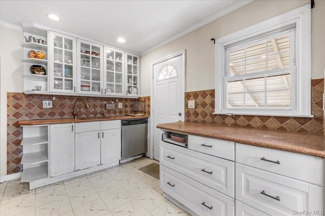 33 McKee Street, Floral Park, NY 11001