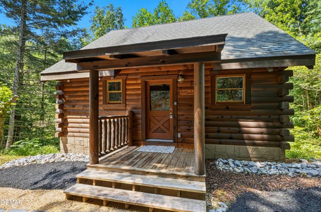 1922 Beach Front Dr, Sevierville, TN 37876