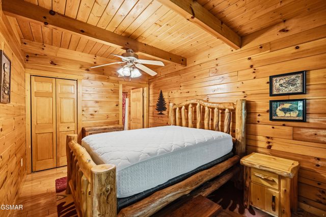 1922 Beach Front Dr, Sevierville, TN 37876