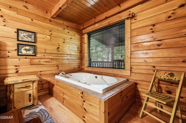 1922 Beach Front Dr, Sevierville, TN 37876