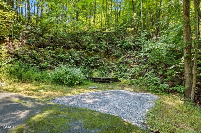 1922 Beach Front Dr, Sevierville, TN 37876