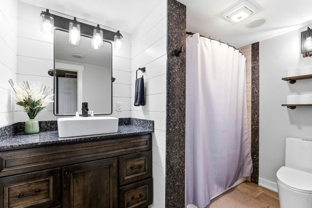 817 Kenwood Lane, Maplewood, MN 55117