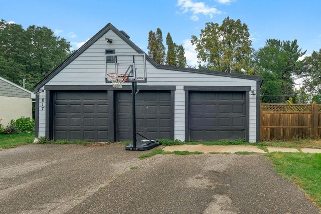 817 Kenwood Lane, Maplewood, MN 55117